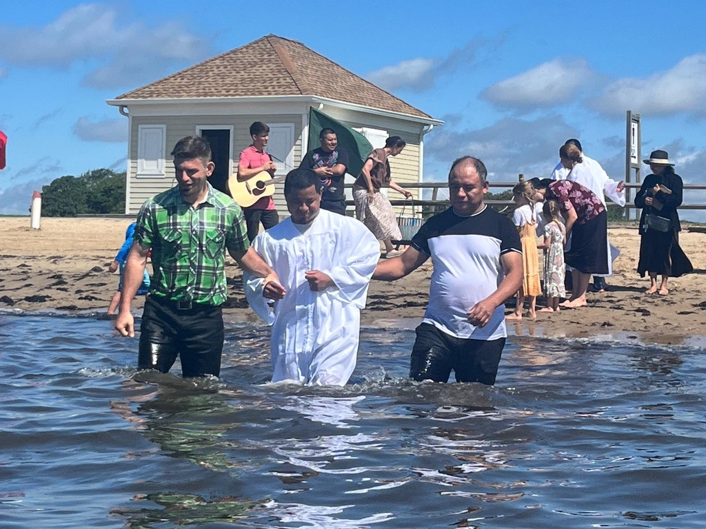 Bautismo en el agua junto a la congregación