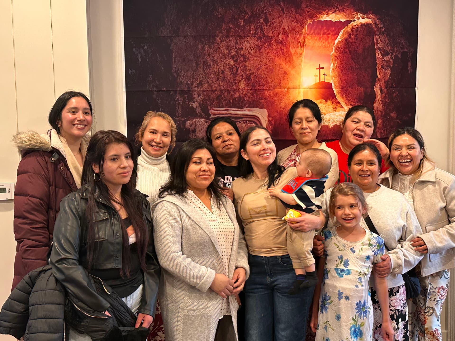 Mujeres y niños de la iglesia reunidos en Pascua