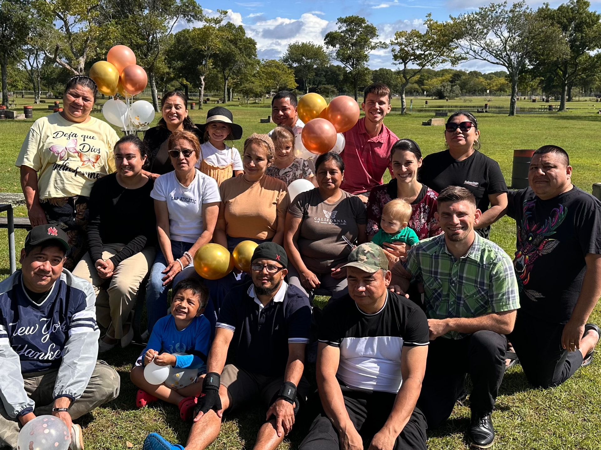 Nuestra familia reunida en el parque con globos