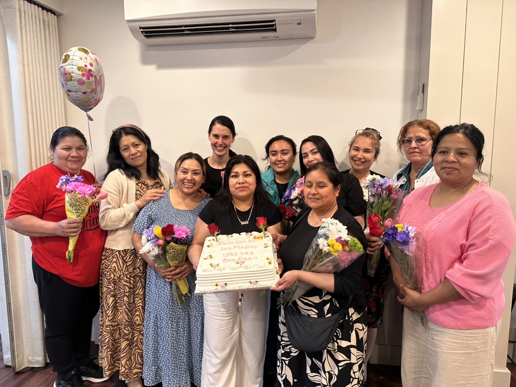 Mujeres de la iglesia celebrando juntas